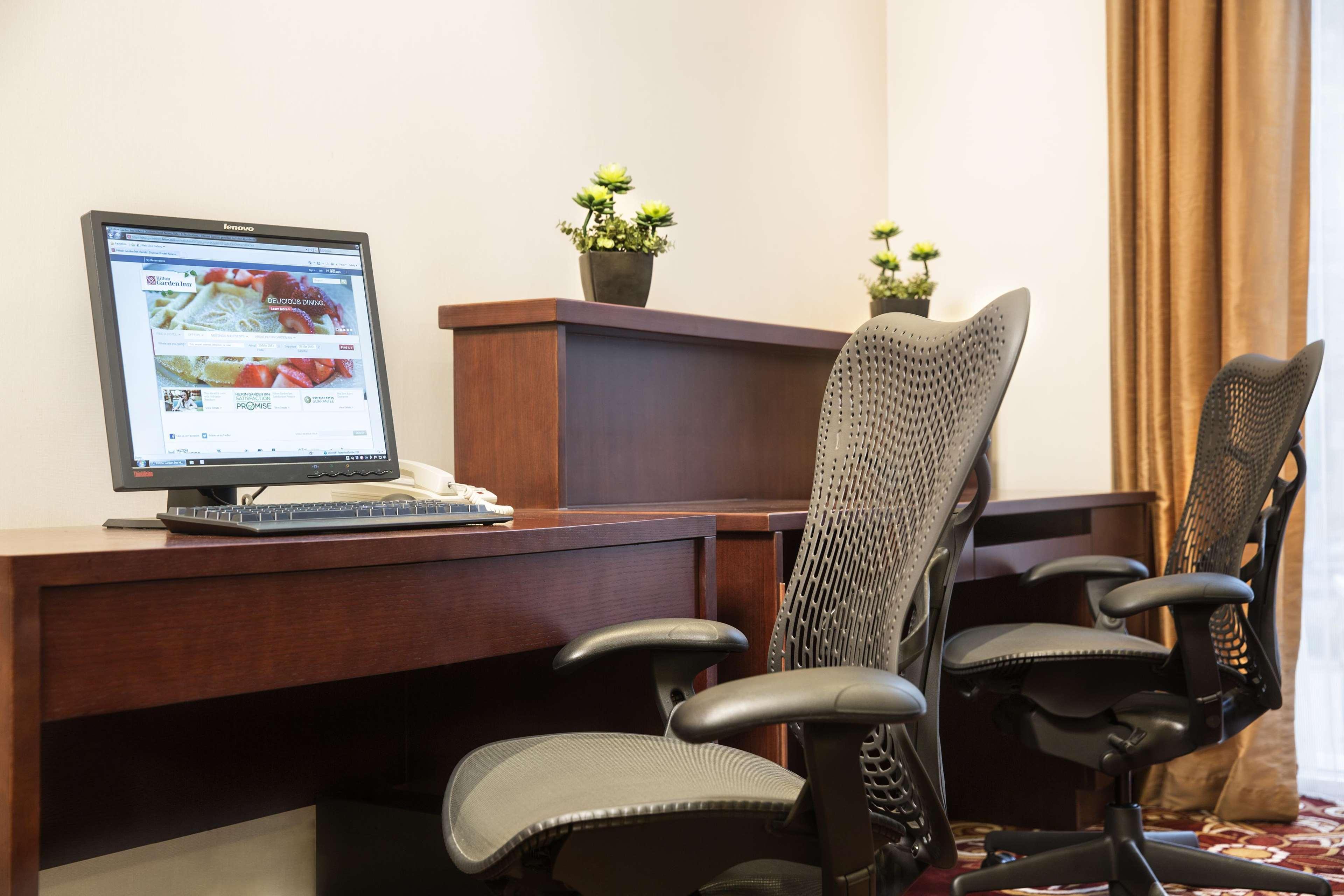 Hilton Garden Inn Hanoi Bagian luar foto