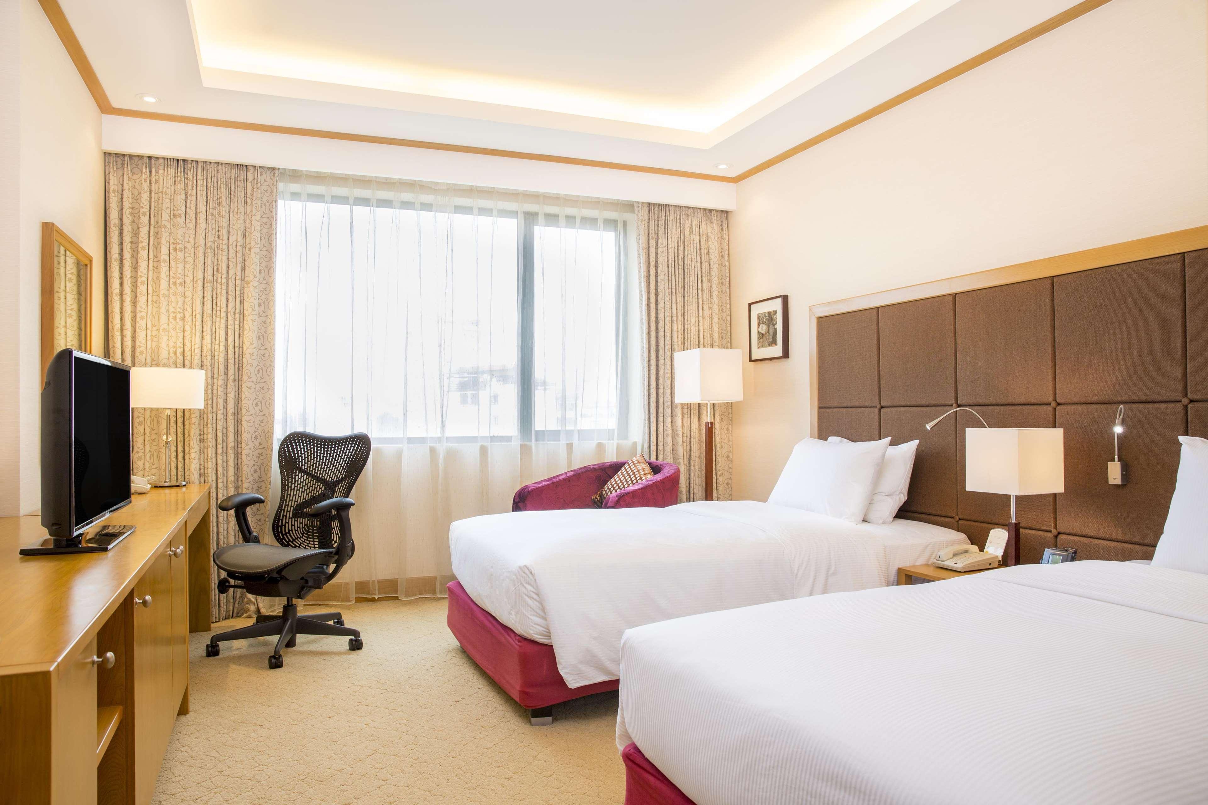 Hilton Garden Inn Hanoi Bagian luar foto