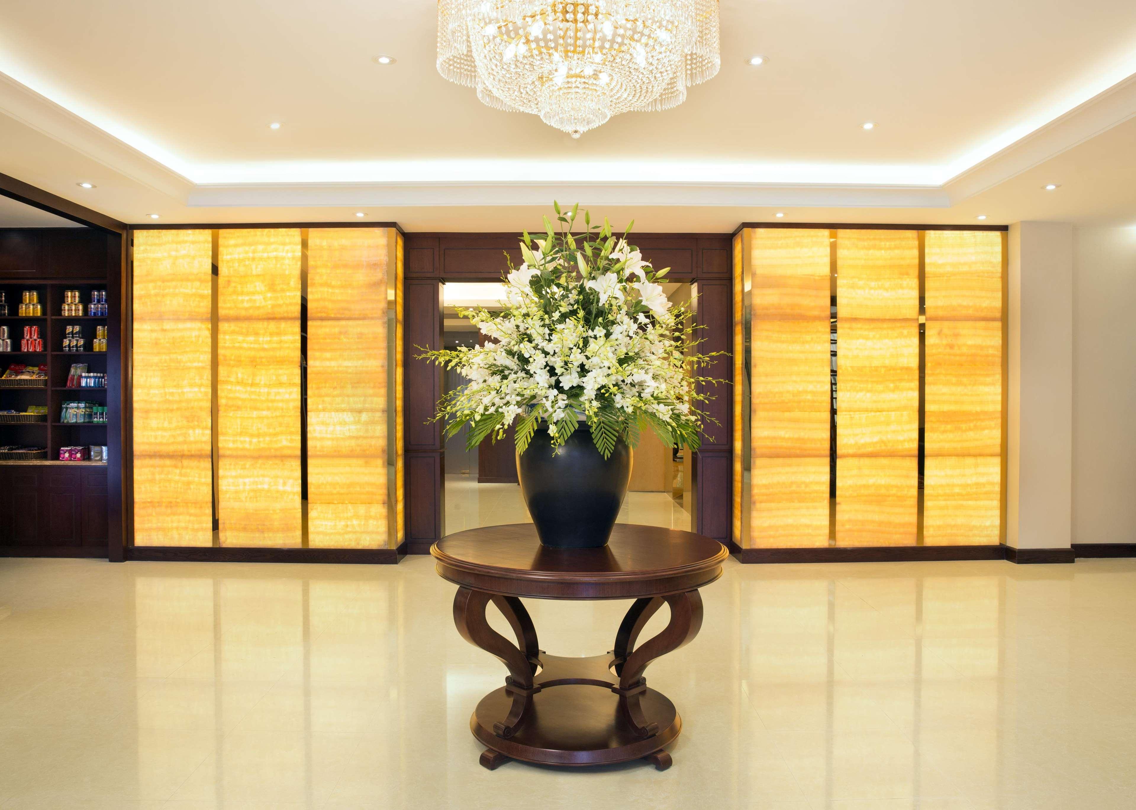 Hilton Garden Inn Hanoi Bagian luar foto