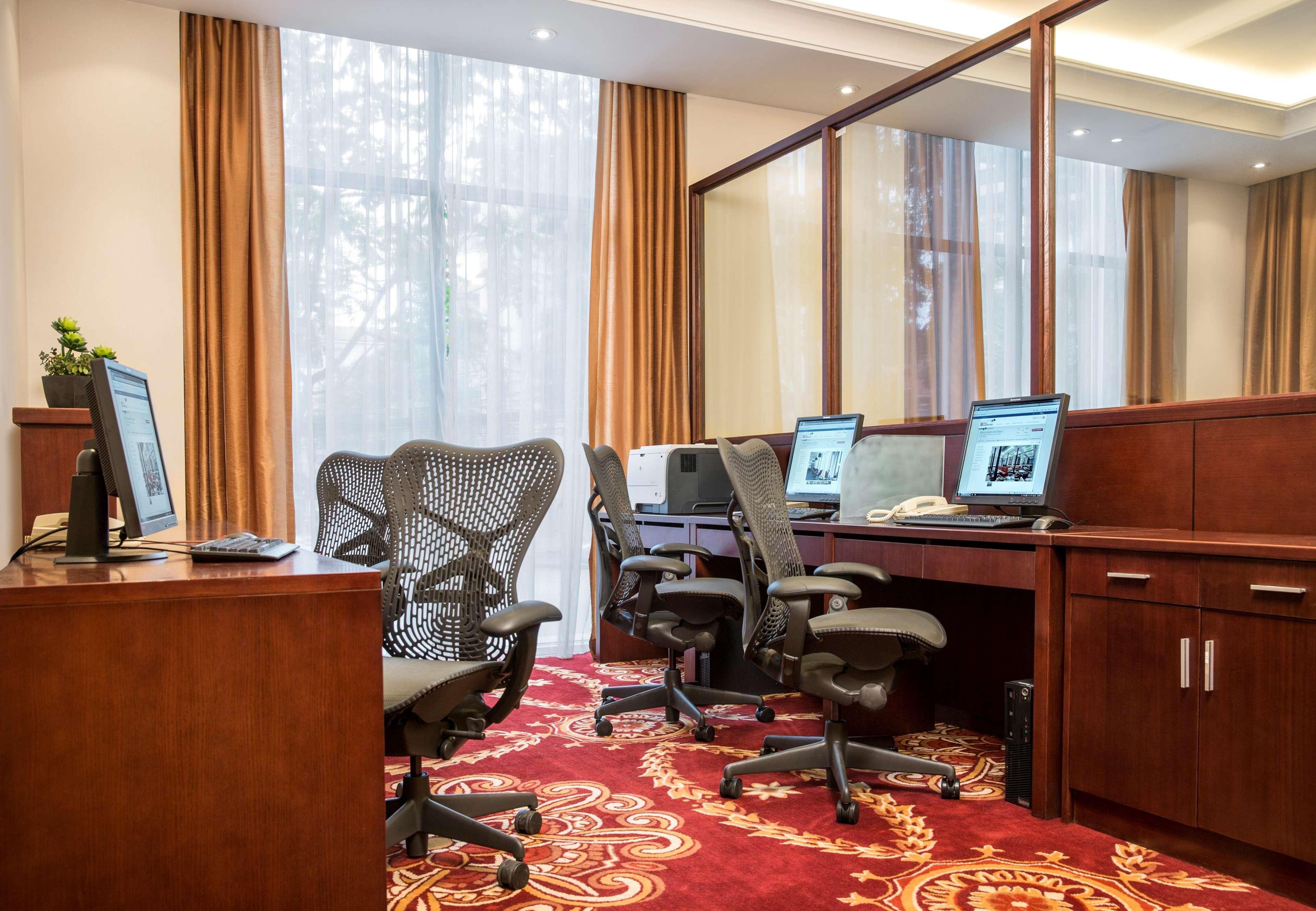 Hilton Garden Inn Hanoi Bagian luar foto