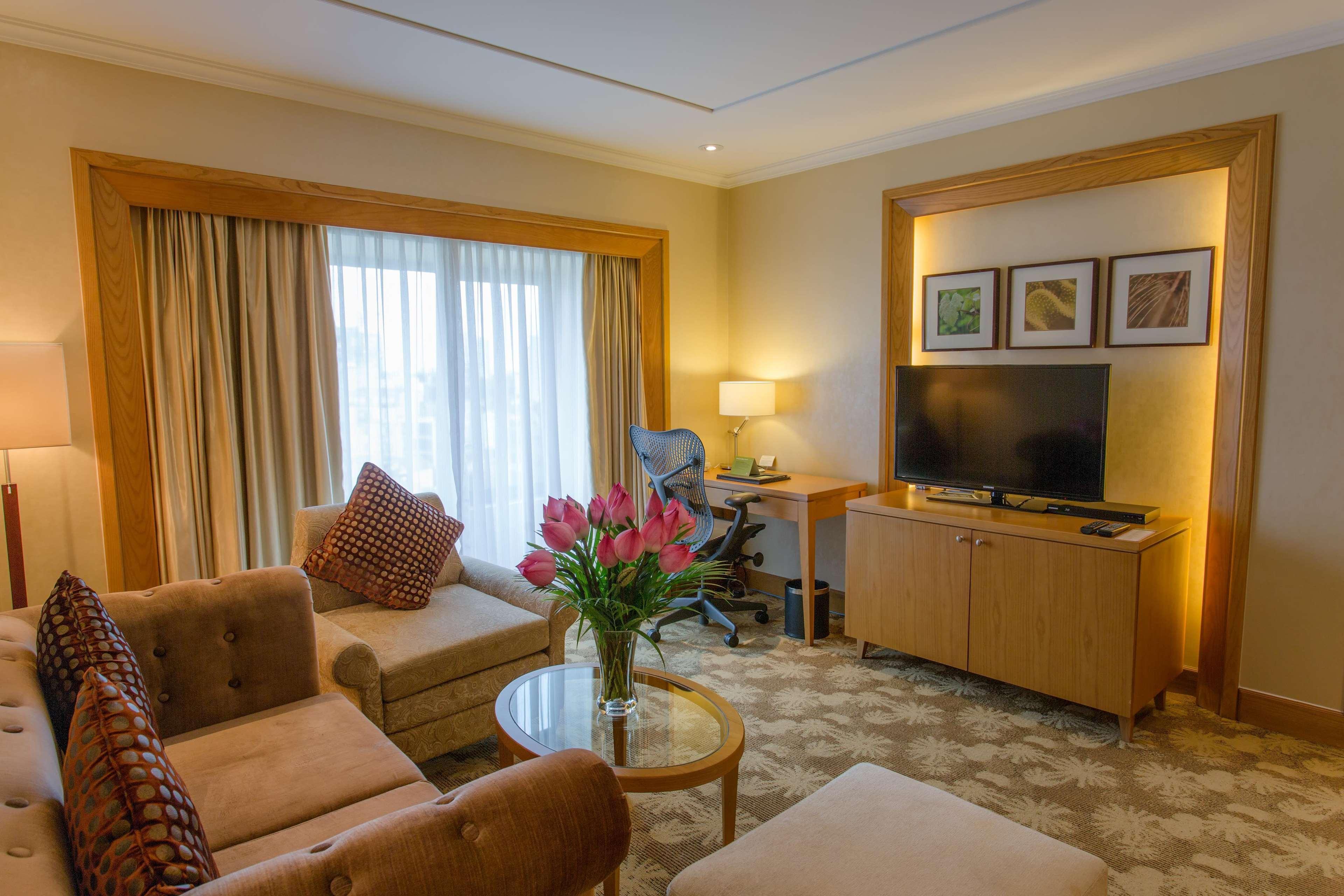 Hilton Garden Inn Hanoi Bagian luar foto