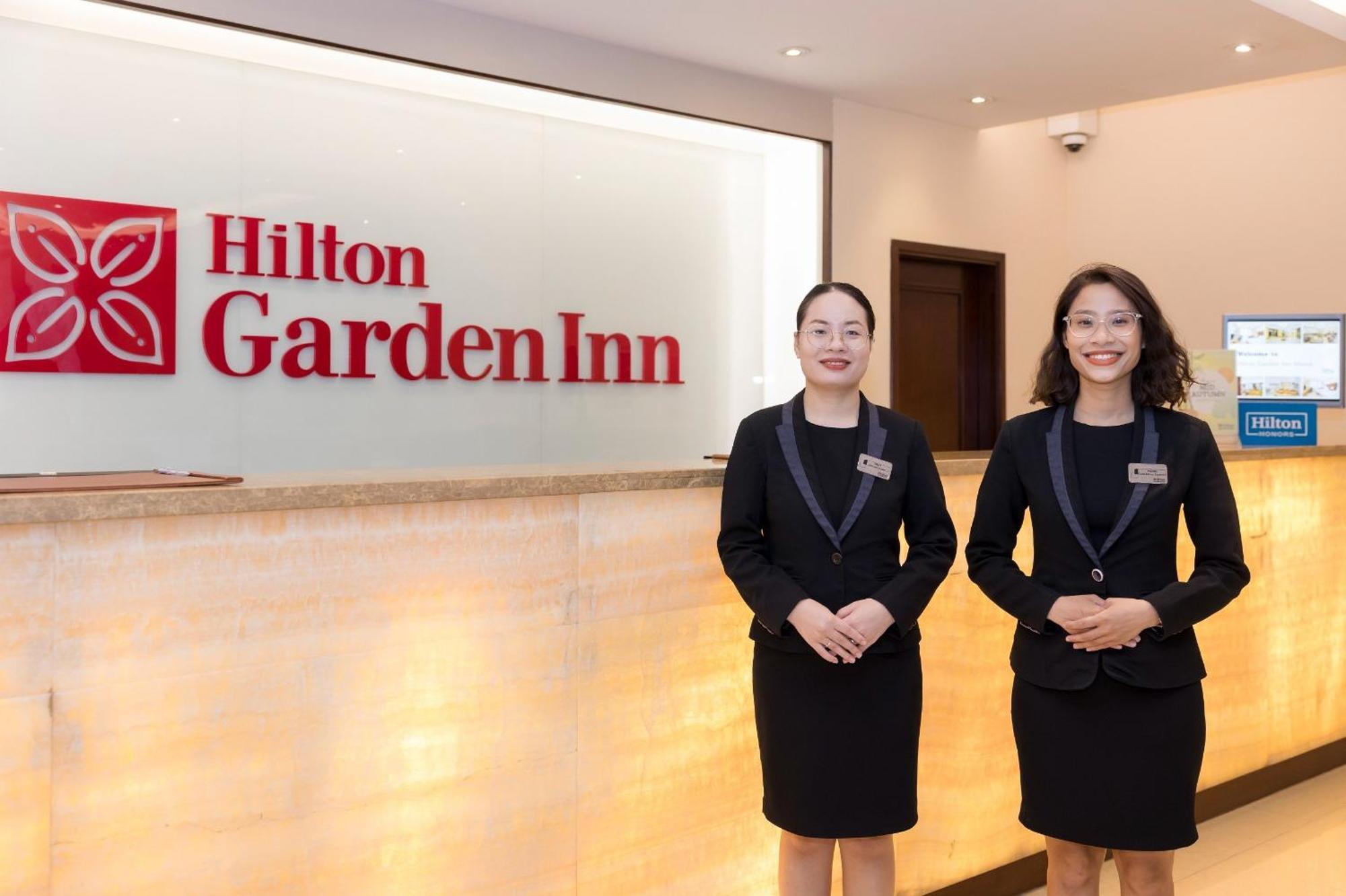 Hilton Garden Inn Hanoi Bagian luar foto