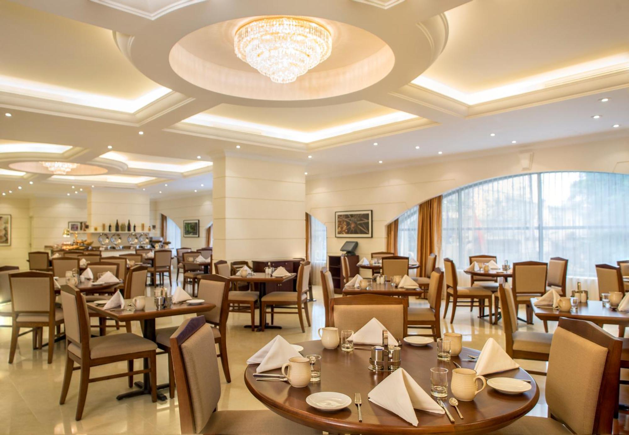 Hilton Garden Inn Hanoi Bagian luar foto