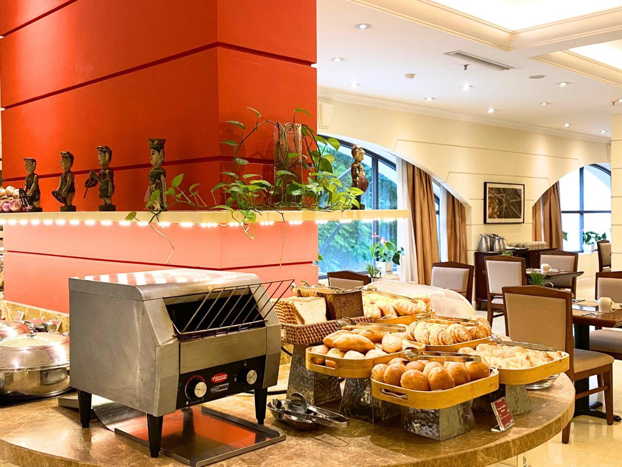 Hilton Garden Inn Hanoi Bagian luar foto