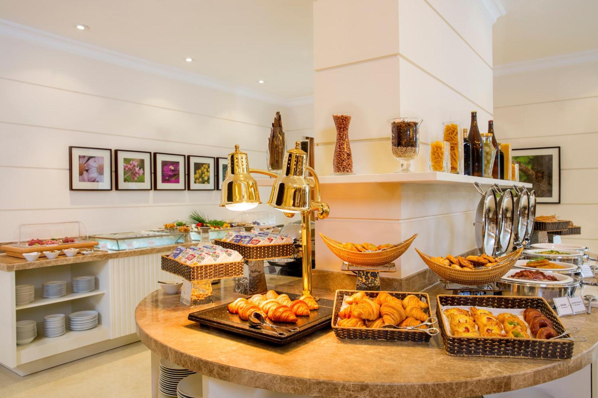 Hilton Garden Inn Hanoi Bagian luar foto