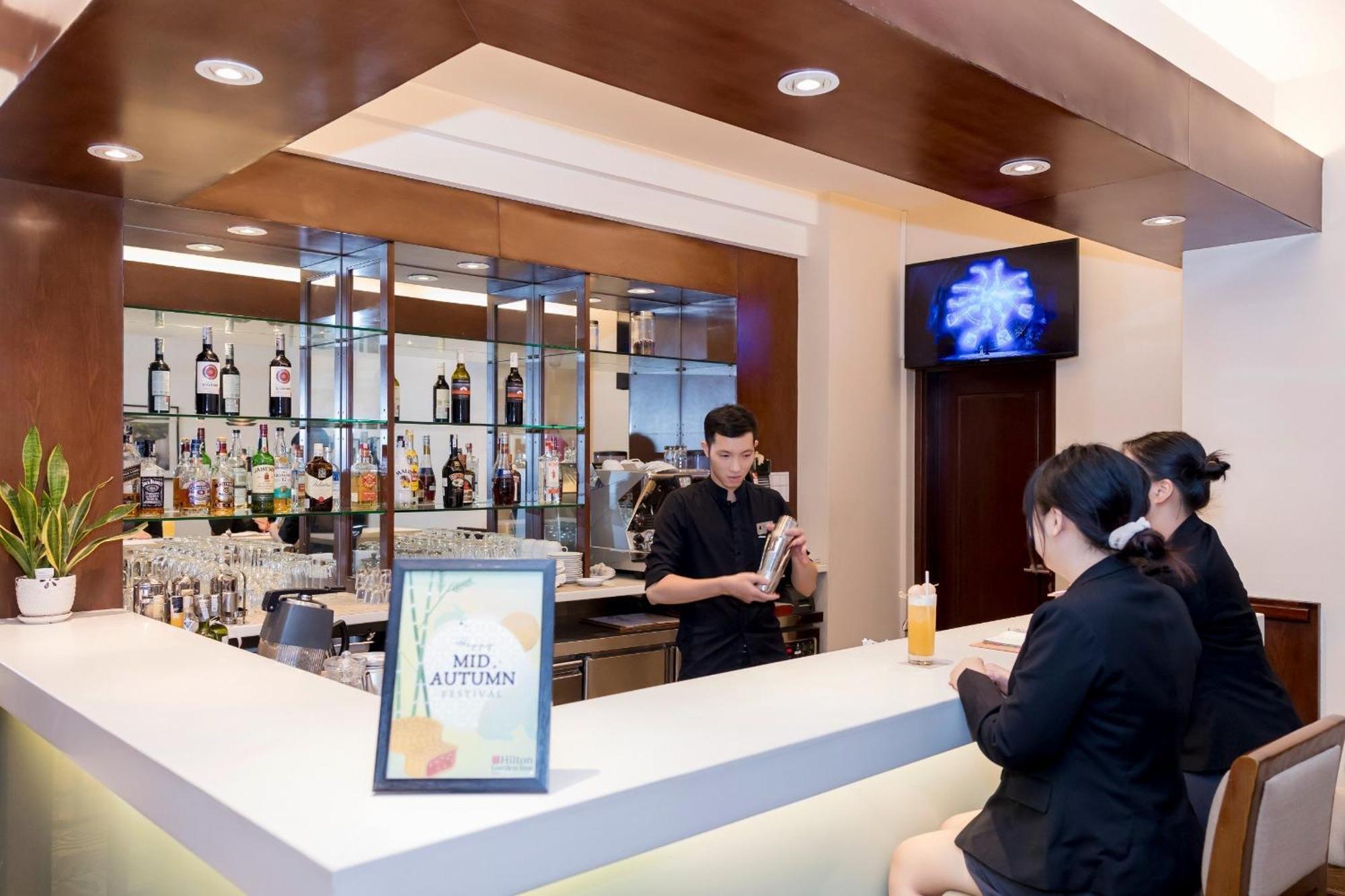Hilton Garden Inn Hanoi Bagian luar foto