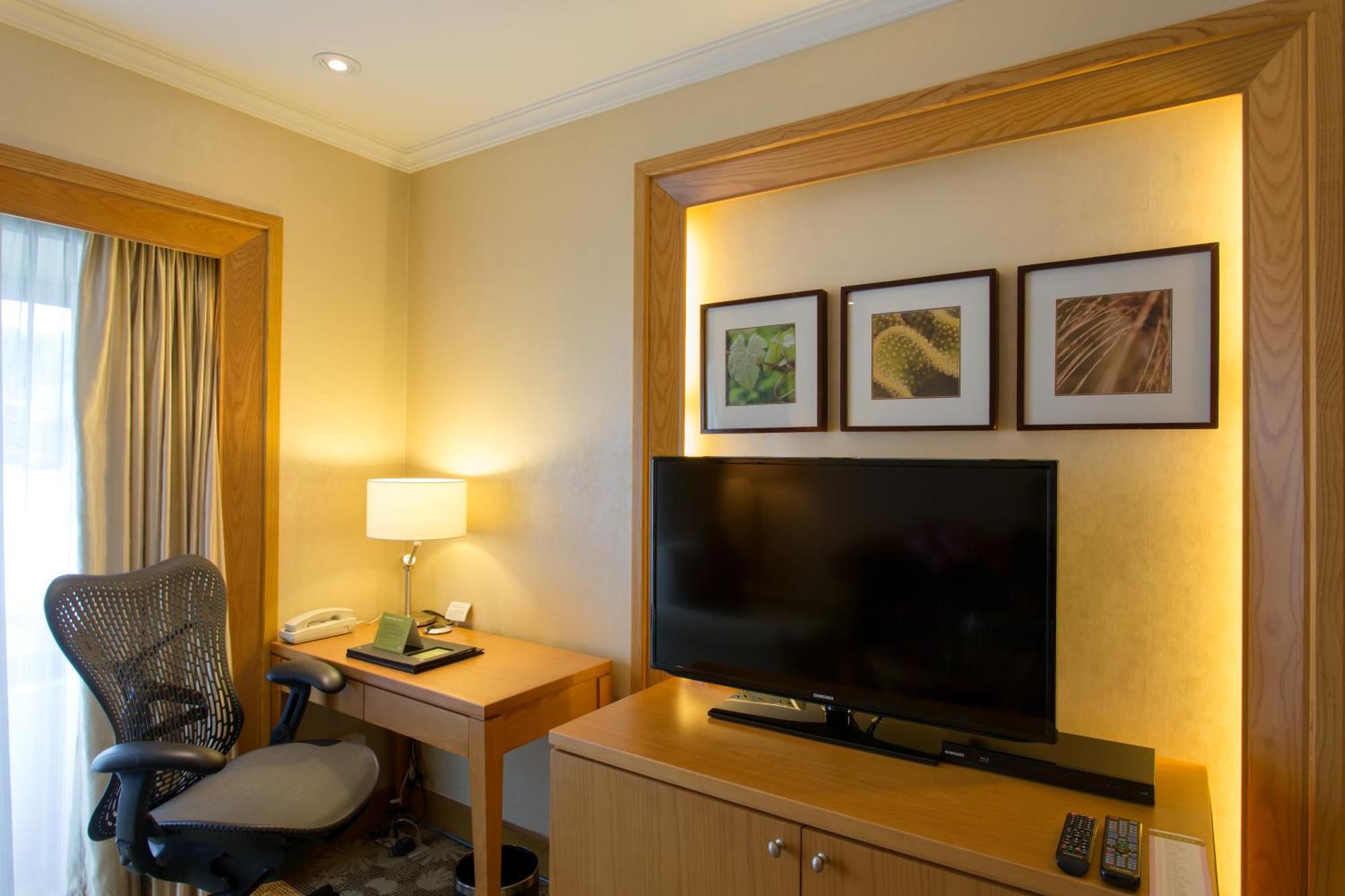 Hilton Garden Inn Hanoi Bagian luar foto