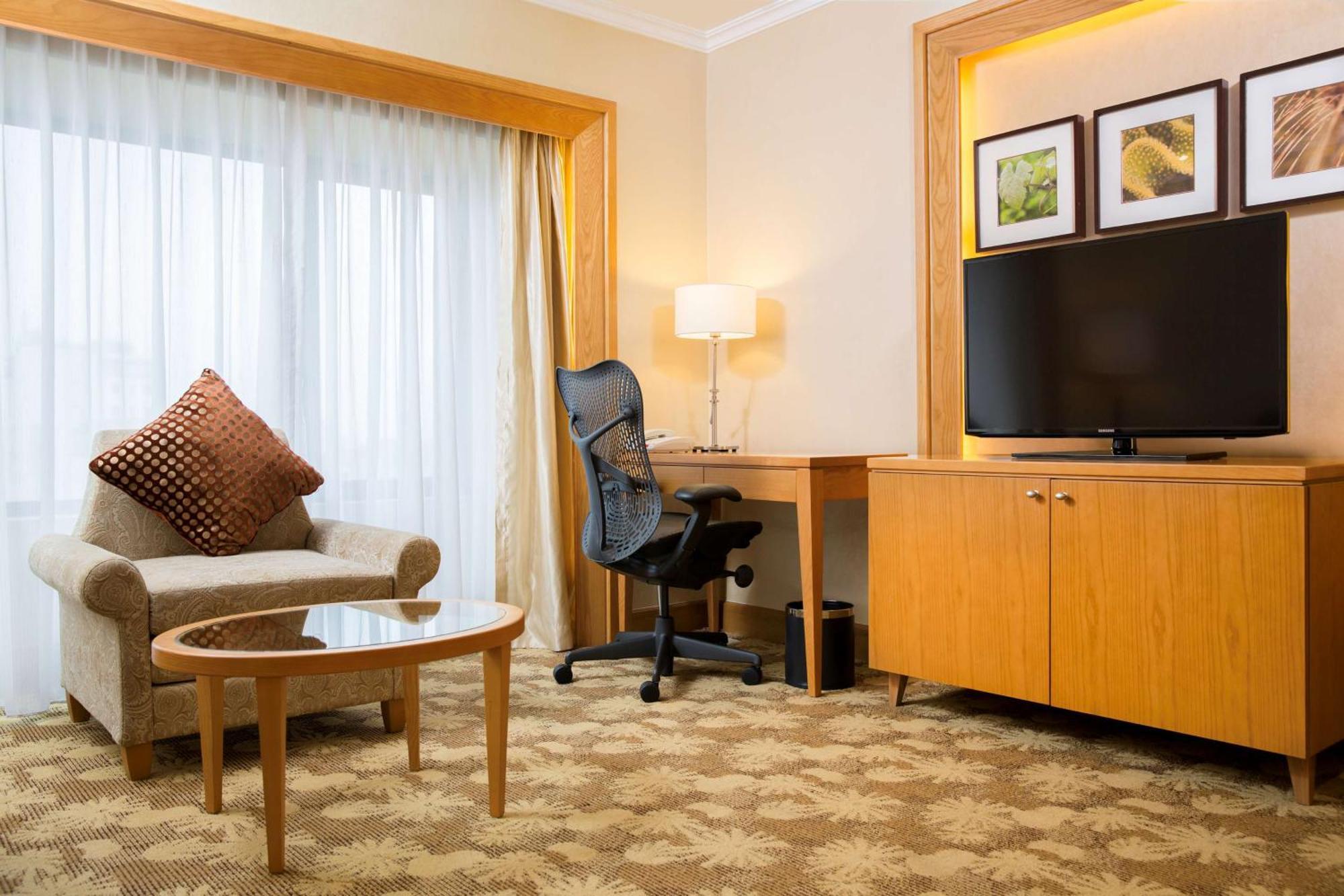 Hilton Garden Inn Hanoi Bagian luar foto
