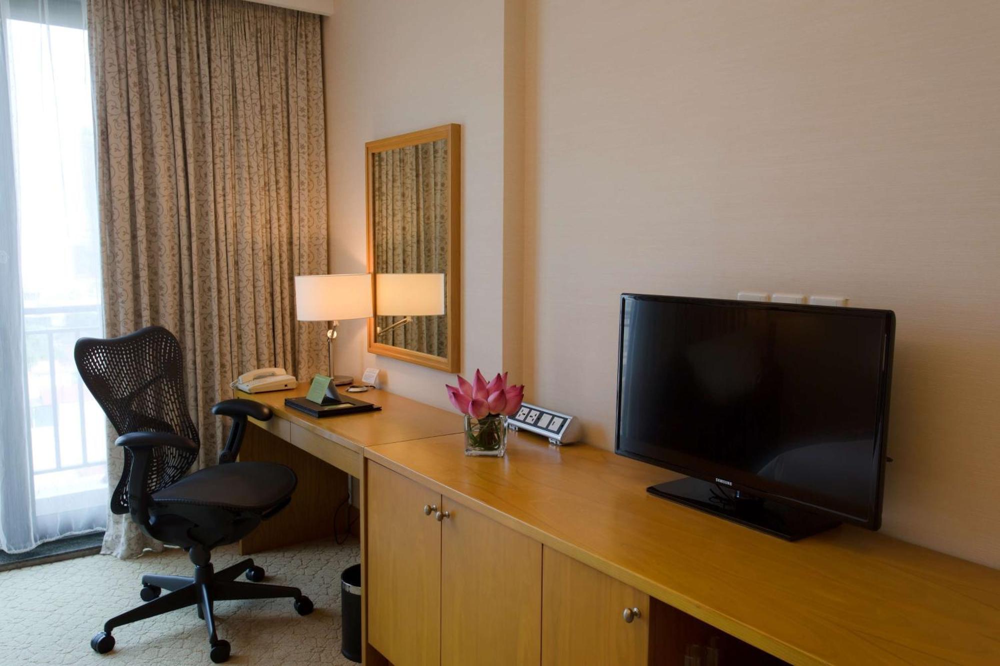 Hilton Garden Inn Hanoi Bagian luar foto