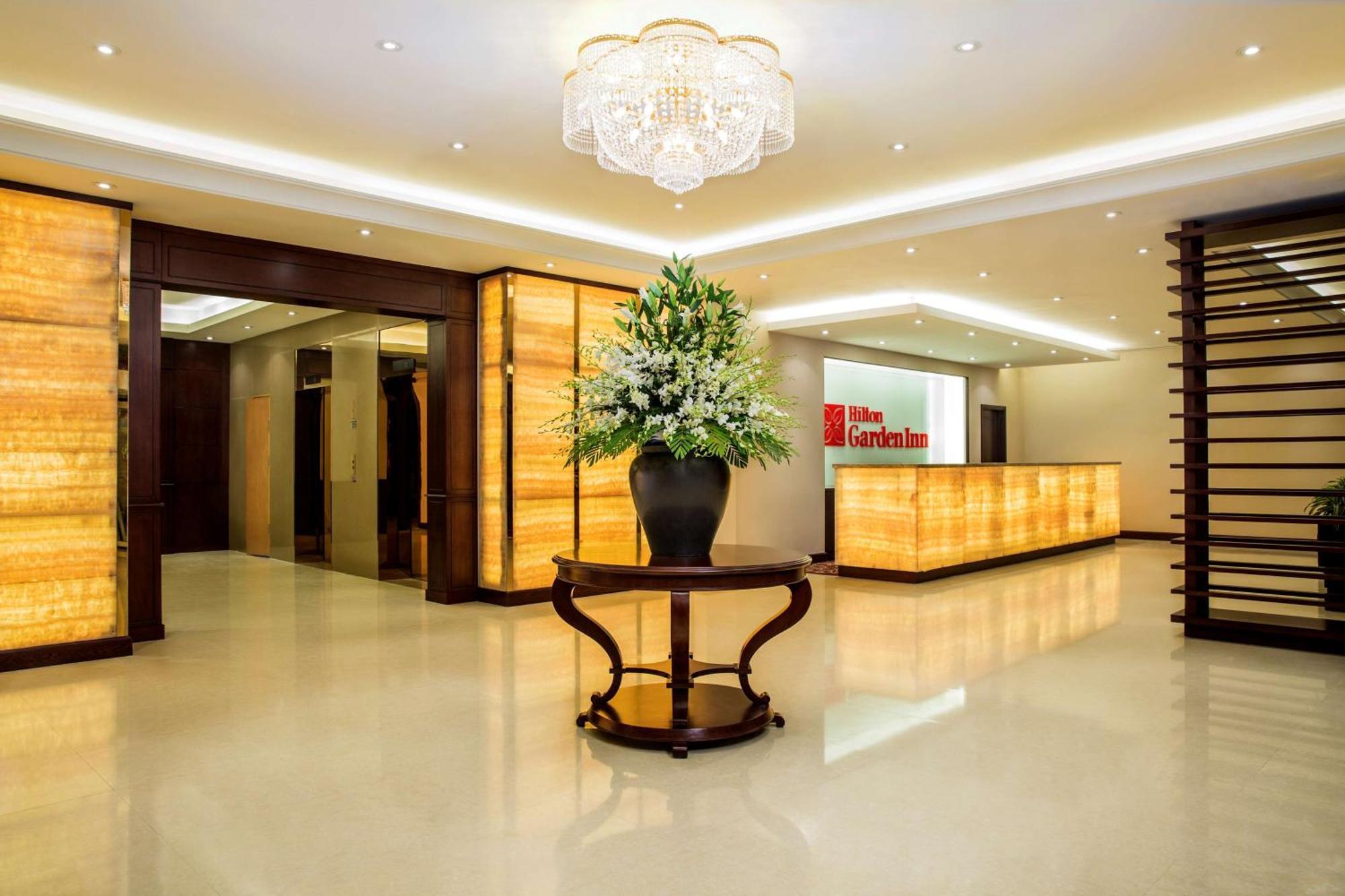 Hilton Garden Inn Hanoi Bagian luar foto