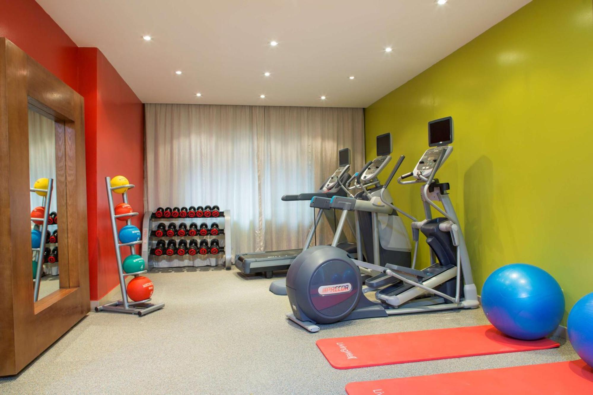 Hilton Garden Inn Hanoi Bagian luar foto