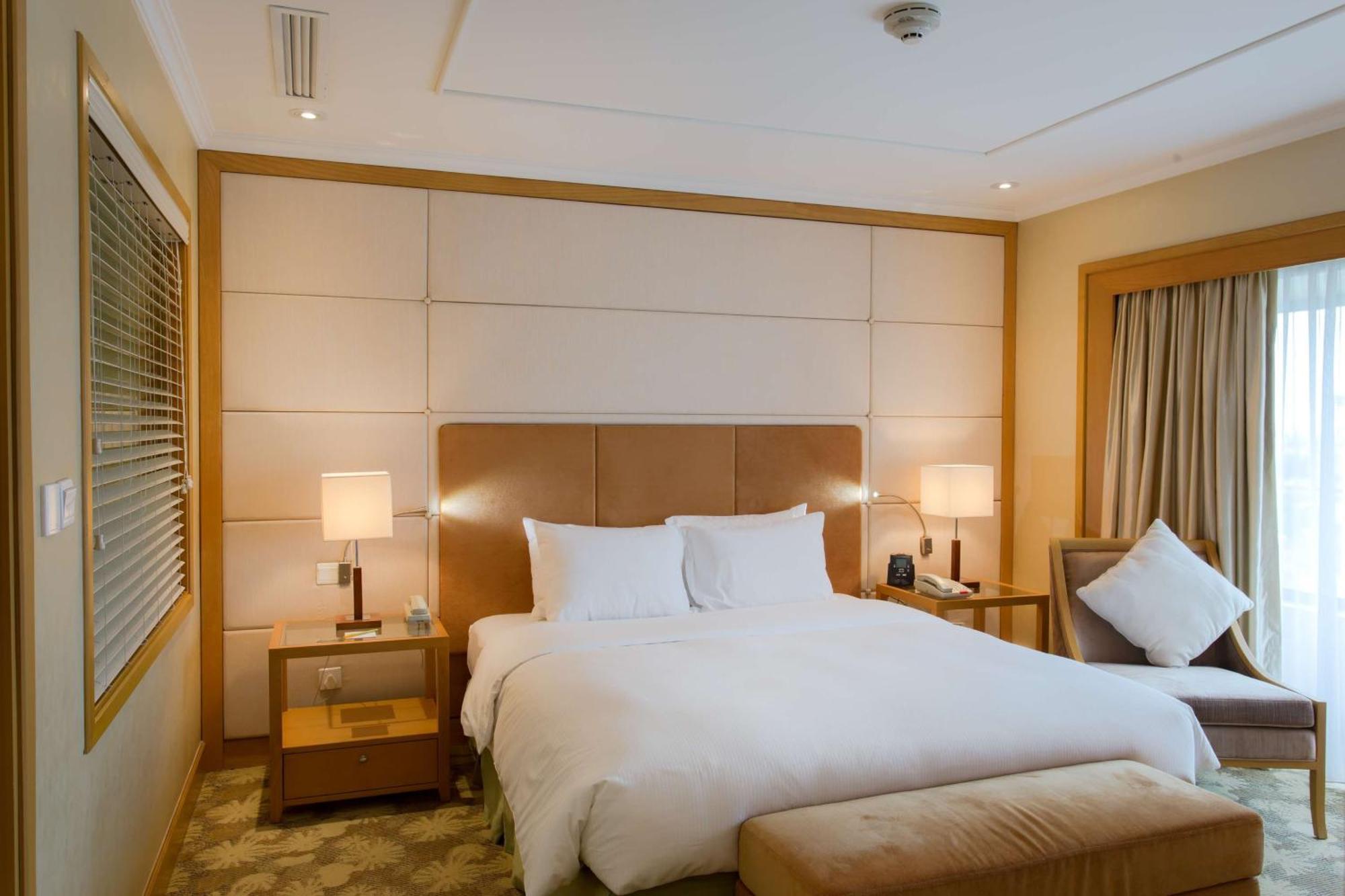 Hilton Garden Inn Hanoi Bagian luar foto