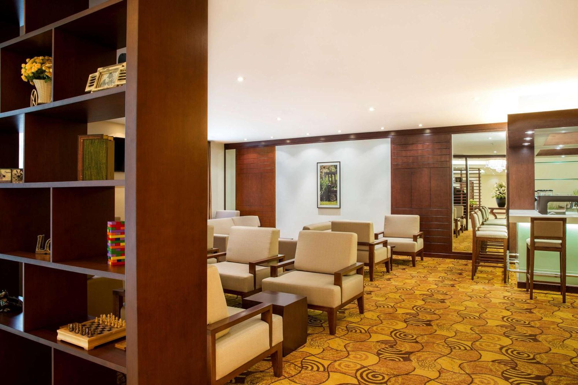 Hilton Garden Inn Hanoi Bagian luar foto