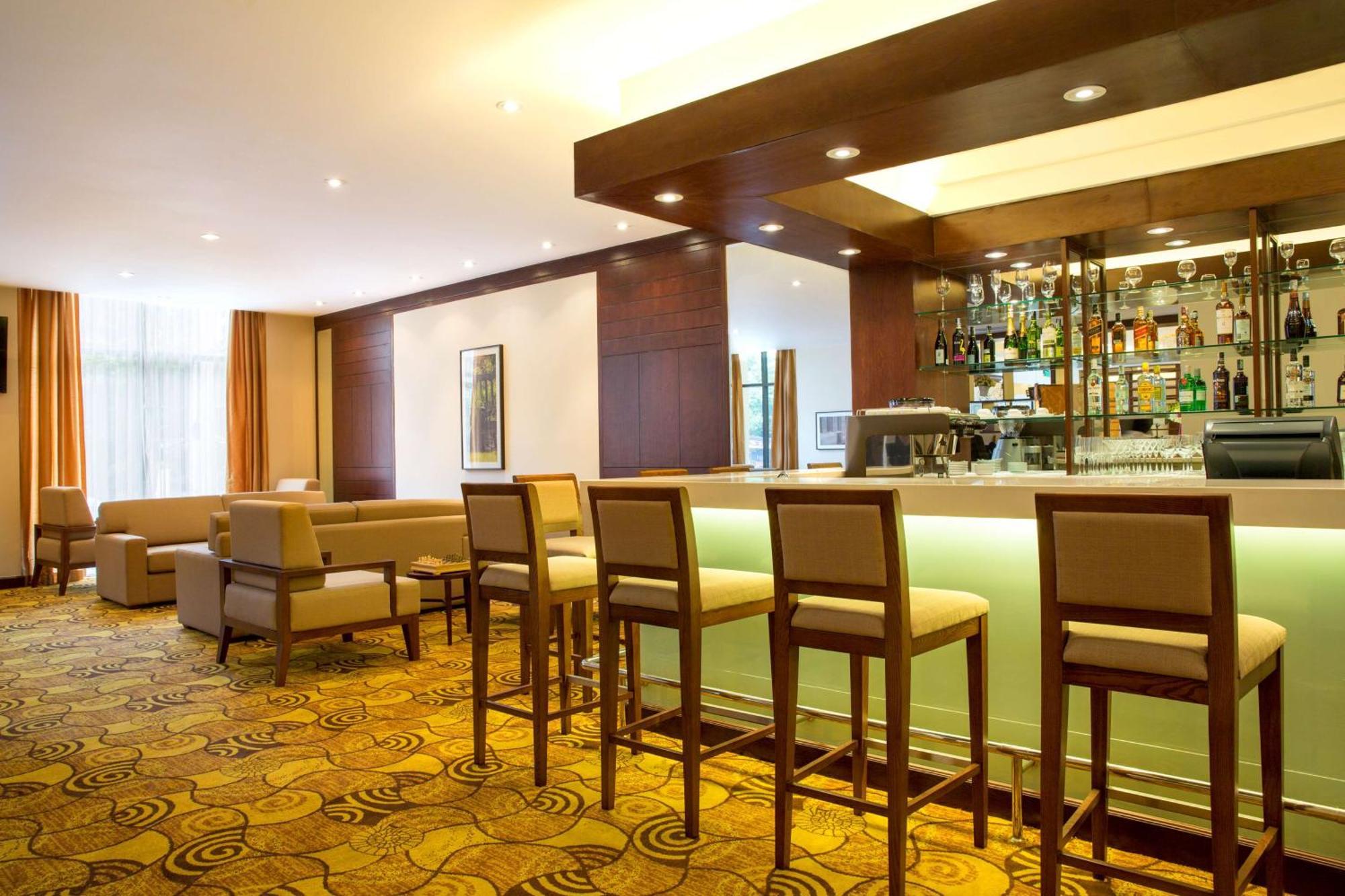 Hilton Garden Inn Hanoi Bagian luar foto