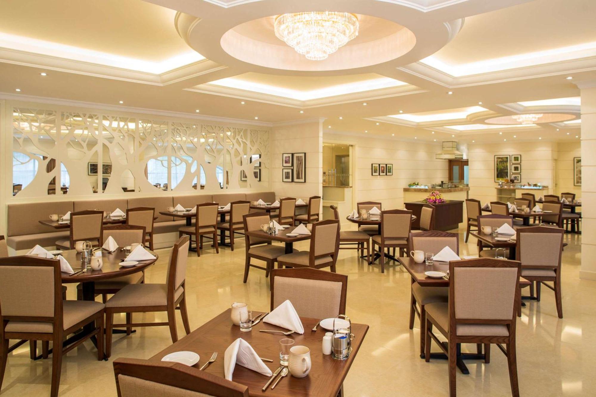 Hilton Garden Inn Hanoi Bagian luar foto