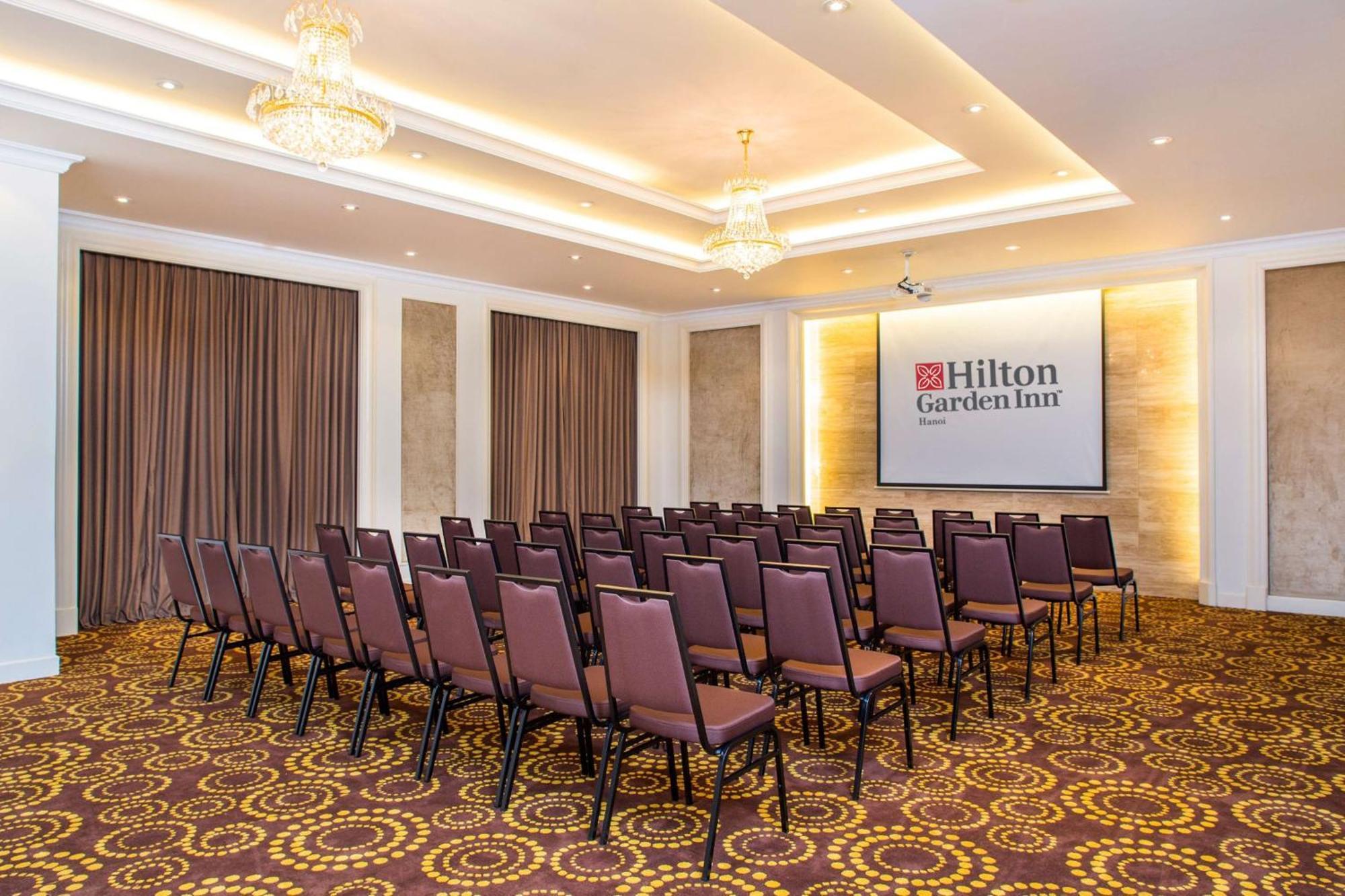 Hilton Garden Inn Hanoi Bagian luar foto