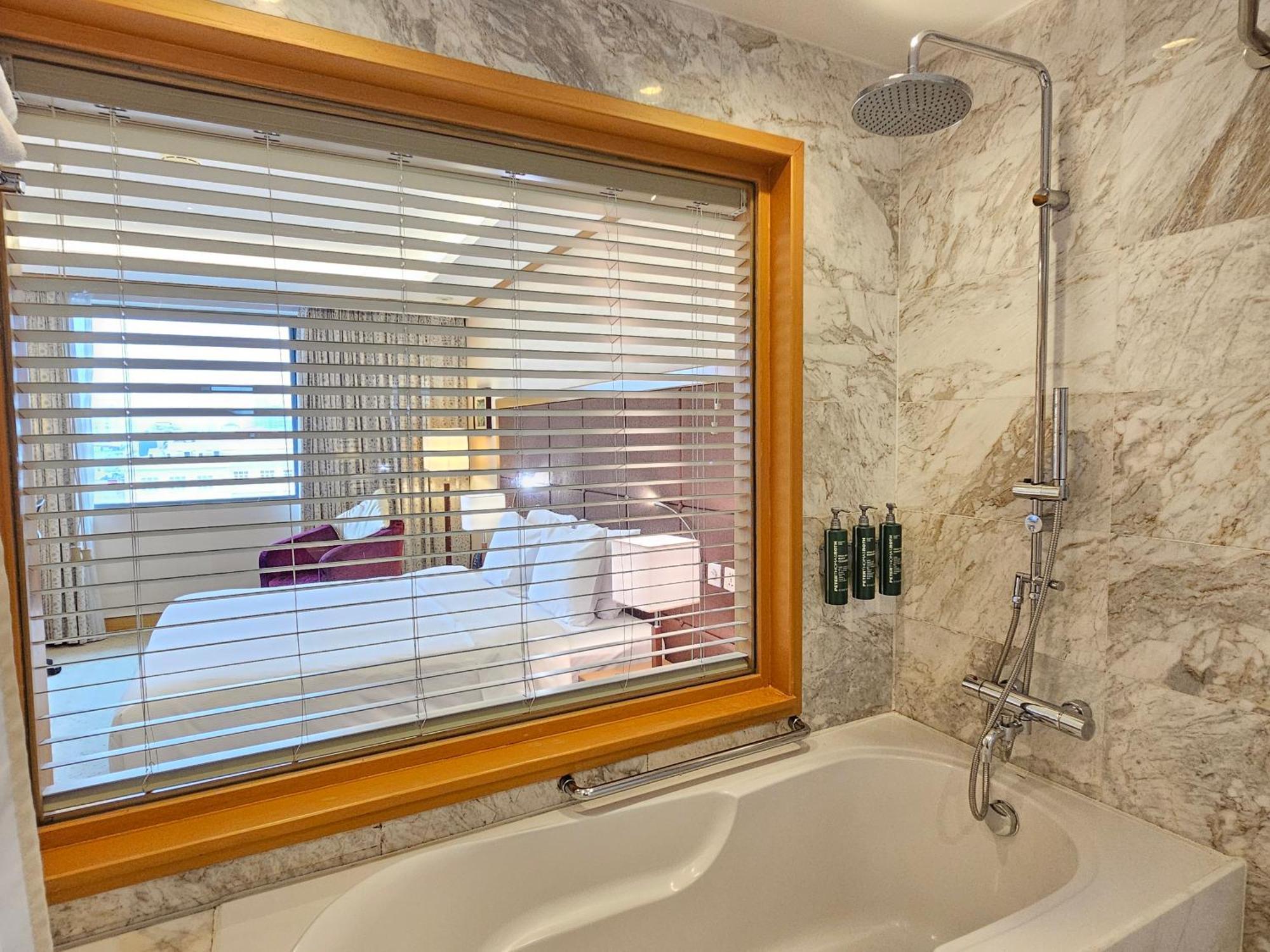 Hilton Garden Inn Hanoi Bagian luar foto