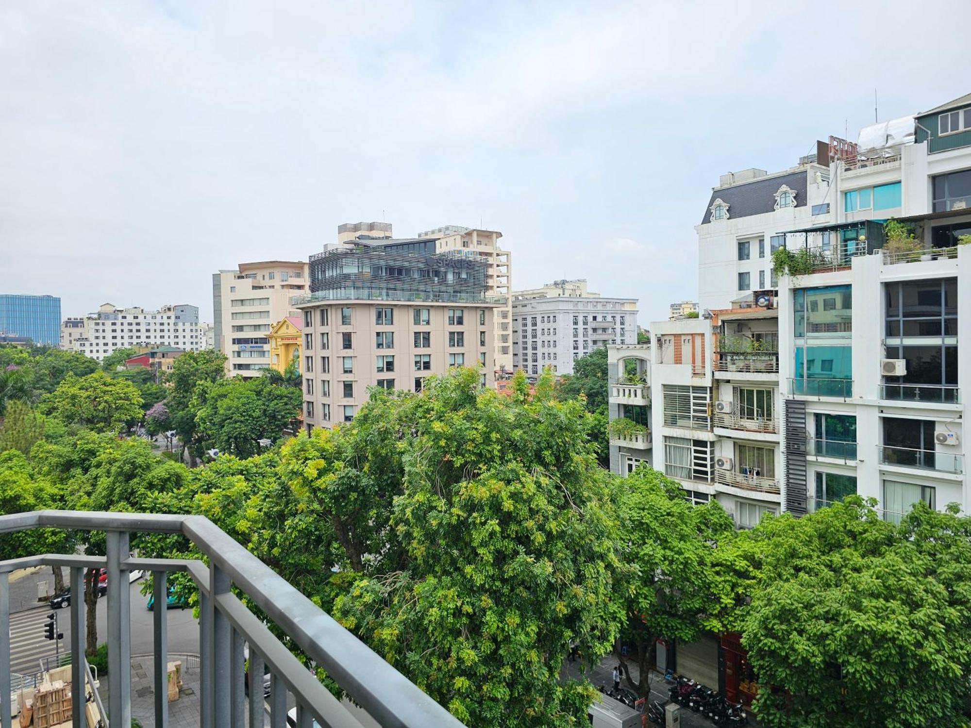 Hilton Garden Inn Hanoi Bagian luar foto