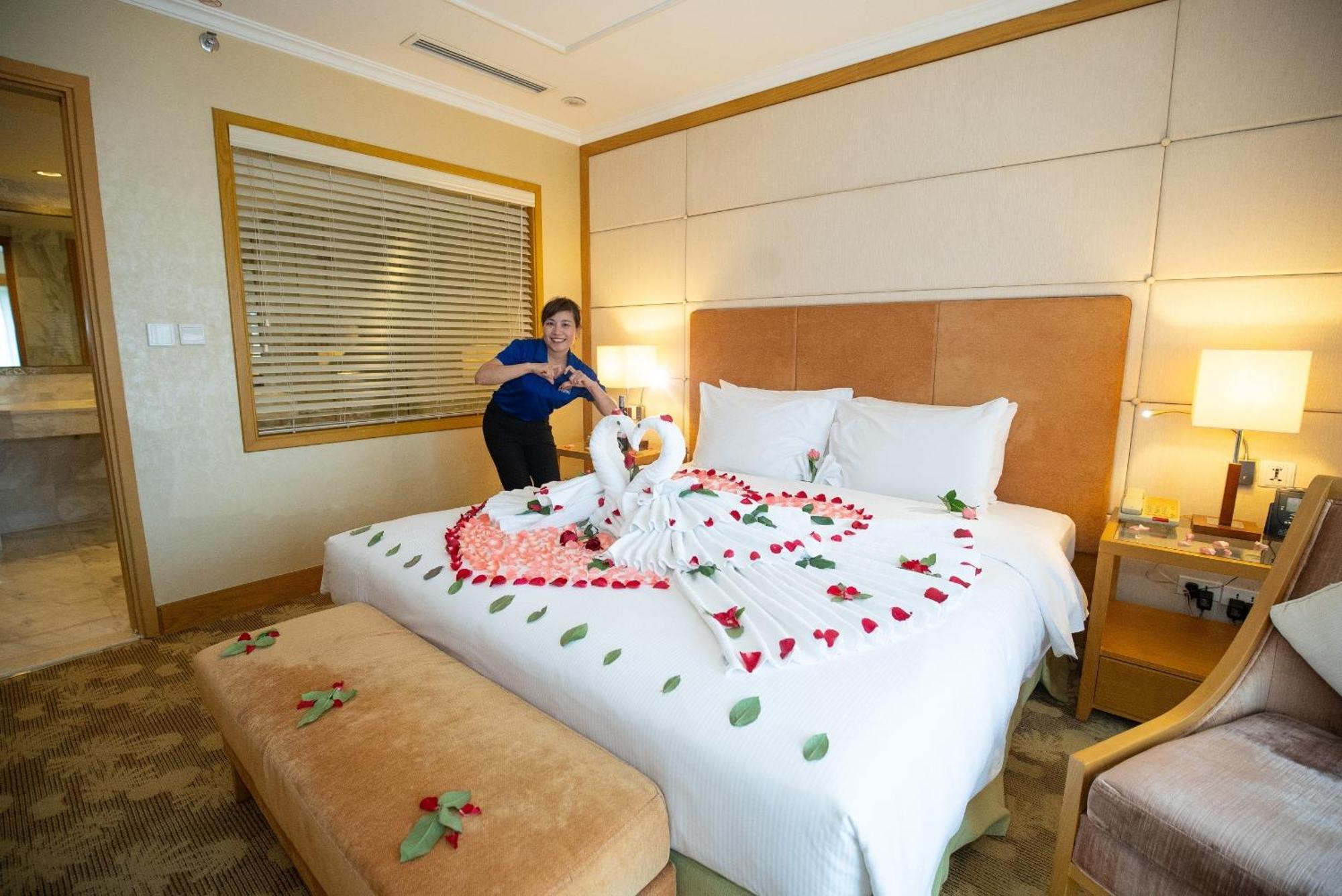 Hilton Garden Inn Hanoi Bagian luar foto